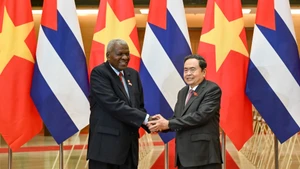 Le président de l’AN du Vietnam, Tran Thanh Man (à droite), et le président de l’AN du pouvoir populaire et du Conseil d’État de Cuba, Esteban Lazo Hernández, le 30 septembre à Hanoi. Photo : Duy Linh/NDEL
