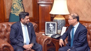 L'ambassadeur vietnamien au Pakistan Pham Anh Tuan (à droite), et le gouverneur de la province du Sindh, Kamran Khan Tesorri. Photo : Ambassade du Vietnam au Pakistan
