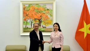 La vice-ministre vietnamienne des Affaires étrangères, Nguyen Minh Hang (à droite), et Eduardo Pedrosa, directeur général du secrétariat de l’APEC pour le mandat 2025 – 2027, le 14 juillet à Hanoi. Photo : baoquocte.vn