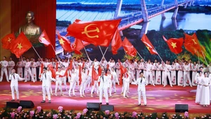 D'un pays lourdement ravagé par la guerre, le Vietnam s’est relevé avec force pour affirmer sa position sur la carte politique et économique mondiale. Photo : VNA