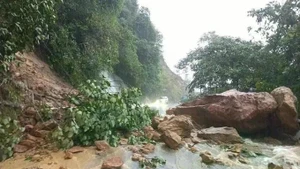 Il pleut à Lai Châu depuis plusieurs jours, et des glissements de terrain ont commencé à se produire. Photo : Police de la province de Lai Chau. 