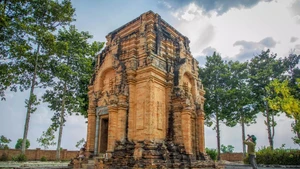 Tay Ninh abrite de nombreux sites historiques, comme d'antiques tours Cham et des maisons communes.