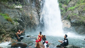 La cascade de Ta Gu est une merveille naturelle impressionnante, séduit les visiteurs grâce à ses chutes d'eau de plus de 40 mètres de haut. Photo : baokhanhhoa