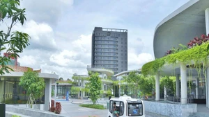 Des voitures autonomes fabriquées par Phenikaa-X sont testées dans la zone commerciale de Hikari, dans le quartier de Binh Duong, à Ho Chi Minh-Ville. Photo : Anh Duong.