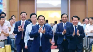 Le Premier ministre Pham Minh Chinh a présidé une conférence nationale en ligne le 22 juin afin d'examiner les programmes nationaux ciblés pour la construction de Nouvelle ruralité et la réduction durable de la pauvreté. Photo : VNA. 