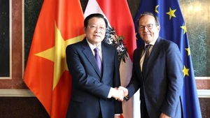 Phan Dinh Trac, chef de la Commission centrale des affaires politiques intérieures (gauche) et Peter Haubner, vice-président du Conseil national. Photo : VNA.