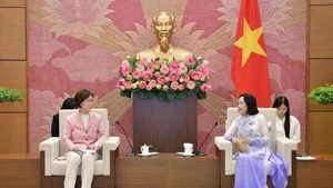 La vice-présidente de l’Assemblée nationale, Nguyen Thi Thanh (droite), et Lee In-sun, présidente du Comité pour l’égalité des sexes et la famille de l’Assemblée nationale sud-coréenne. Photo: VNA 