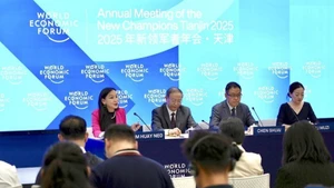 Lors de la conférence de presse sur la 16e Réunion annuelle des nouveaux champions du Forum économique mondial. Photo : Xinhua.