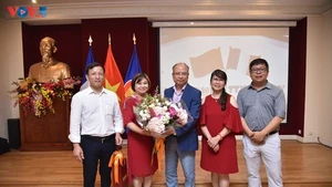 L'ambassadeur du Vietnam en France, Dinh Toan Thang, et les chefs de représentation des agences de presse en France. Photo : VOV-Paris.