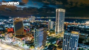 Quy Nhon dans son habit de lumière étincelant vu d’en haut.