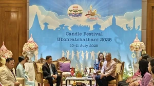 Rencontre entre le consul général du Vietnam à Khon Kaen, Dinh Hoang Linh, et le gouverneur de la province d’Ubon Ratchathani, Adisak Noisuwan. Photo : baoquocte.vn