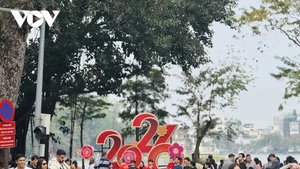 Un temps clément à Hanoï a favorisé les activités de loisirs et les déplacements des habitants et des touristes durant les vacances du Nouvel An. Photo : VOV.