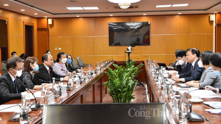 Séance de travail entre Furusawa Yasuyuki, directeur général d’AEON Vietnam et le vice-ministre vietnamien de l’Industrie et du Commerce, Dô Thang Hai, le 7 janvier à Hanoï. Photo : congthuong.vn.