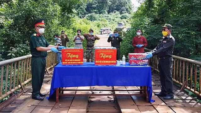 Dak Nông a fait don des produits de première nécessité et de fournitures médicales aux Vietnamiens et à la sous-région militaire de la province cambodgienne de Mondulkiri. Photo : VNA. 