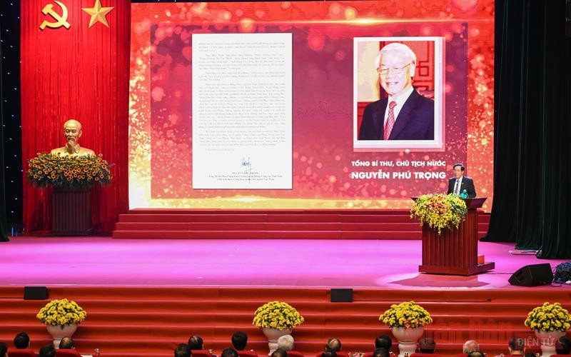 Le rédacteur en chef du Journal Nhân Dân, chef adjoint de la Commission centrale de la Propagande et de l’Éducation du PCV et président de l’Association des Journalistes du Vietnam, Thuân Huu, présente la lettre de félicitations du SG du PCV et Président Nguyên Phu Trong au Journal Nhân Dân à l’occasion du 70e anniversaire de son premier numéro (11 mars 1951 - 11 mars 2021). Photo : NDEL.