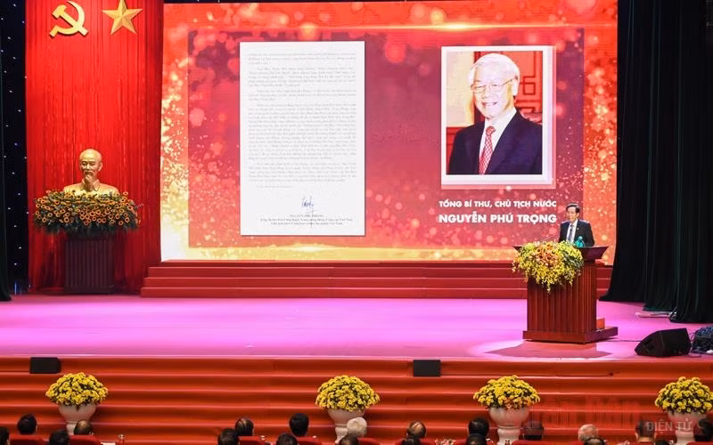 Le rédacteur en chef du Journal Nhân Dân, chef adjoint de la Commission centrale de la Propagande et de l’Éducation du PCV et président de l’Association des Journalistes du Vietnam, Thuân Huu, présente la lettre de félicitations du SG du PCV et Président Nguyên Phu Trong au Journal Nhân Dân à l’occasion du 70e anniversaire de son premier numéro (11 mars 1951 - 11 mars 2021). Photo : NDEL.