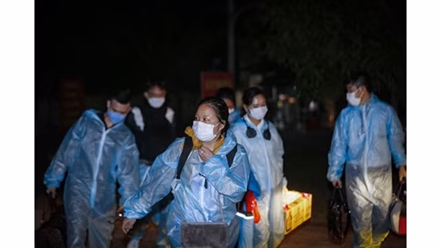 Les citoyens présentents à la zone de quarantaine en octobre. Photo : VNA.