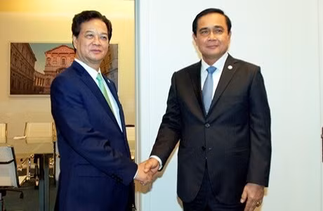 Le PM vietnamien, Nguyên Tân Dung, reçoit le PM thailandais, Prayut Chanocha.