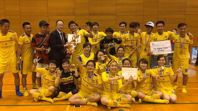 Une équipe de football de Handai Open 2016 prend la photo souvenir. Photo: VYSA.