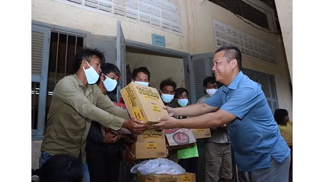 Des représentants de l’ambassade du Vietnam au Cambodge, du bureau permanent de la Voix du Vietnam au Cambodge et de la filiale de l’Association khmère – Vietnam offrent des cadeaux à des familles pauvres. Photo: baoquocte.vn