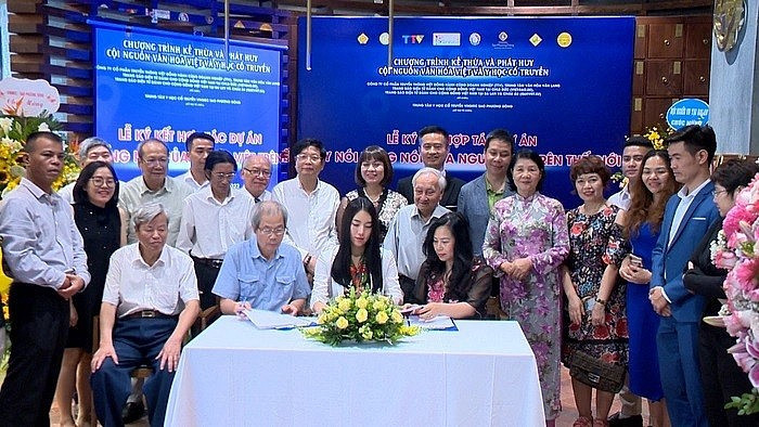 Cérémonie de signature du projet de coopération « Parlons la langue vietnamienne dans le monde ». Photo : thoidai.com.vn.