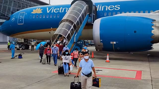 Vietnam Airlines a élaboré six plans de vol pour rapatrier les citoyens vietnamiens en Ukraine. Photo : thanhnien.vn