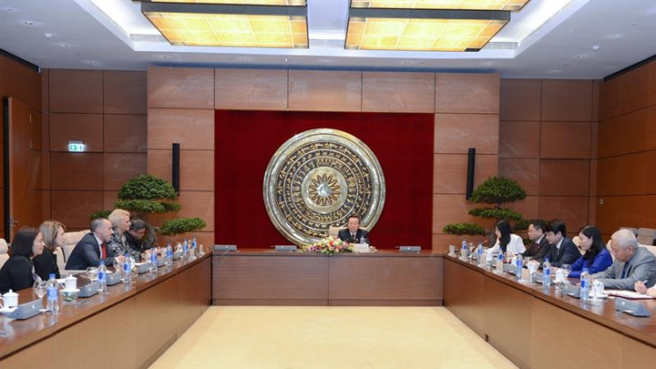 Le vice-Président de l’Assemblée nationale vietnamienne, Phùng Quôc Hiên, reçoit Stacey Kennedy, présidente chargée de la région Asie du Sud et du Sud-Est de Philip Morris. Photo : quochoi.vn