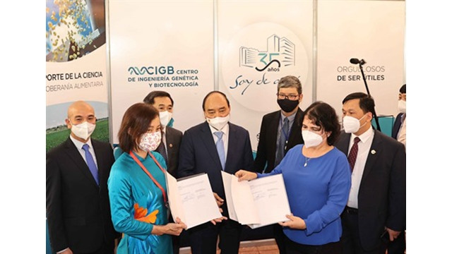Le Président vietnamien, Nguyên Xuân Phuc (au centre), assiste à la cérémonie de signature du document de coopération bilatérale dans la recherche et la production de produits biologiques. Photo : VNA.