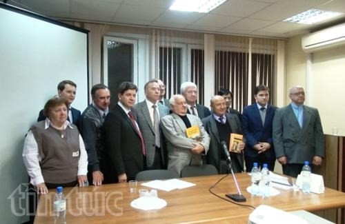 Le groupe d'auteurs du livre "Vietnam d'aujourd'hui". Photo: VNA.