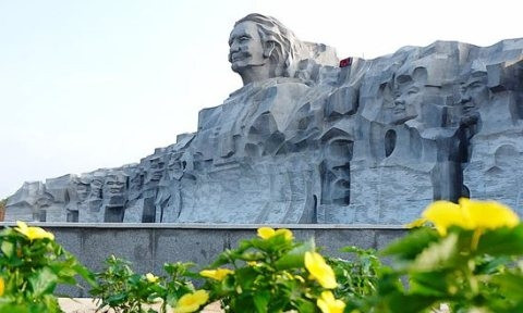 La statue monumentale de la Mère héroïne du Vietnam dans la montagne de Câm: Journal SGGP.