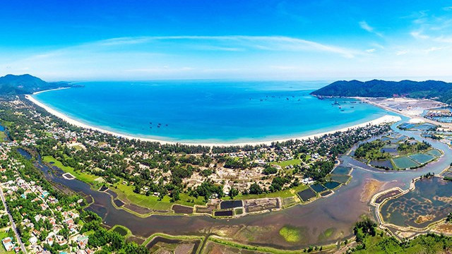 Vue en haut de la baie de Lang Cô. Photo : VNA. 