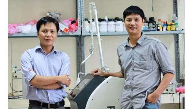 Le docteur Nguyên Thê Anh (à gauche) et le docteur. Dô Hoàng Tung - Photo: PlasmaMED