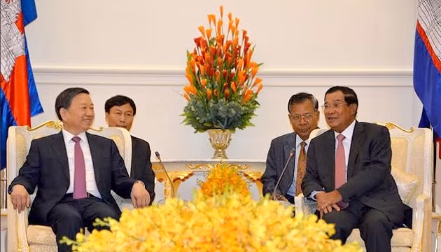 Le PM cambodgien Hun Sen (à droite), et le ministre vietnamien de la Sécurité publique, Tô Lâm. Photo: NDEL.