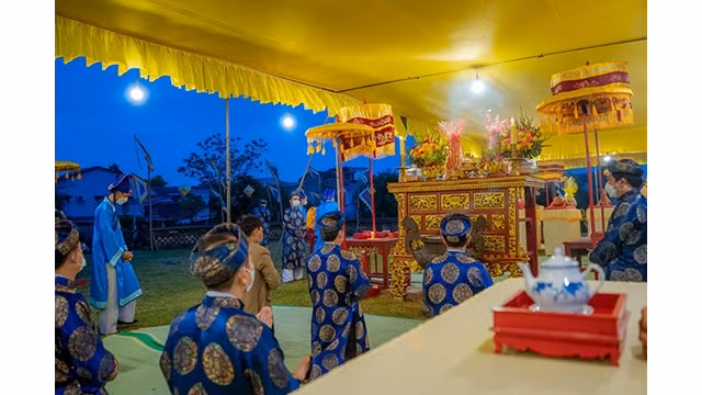  Cérémonie d’offrande au tertre Xa Tac à Huê. Photo : qdnd.vn