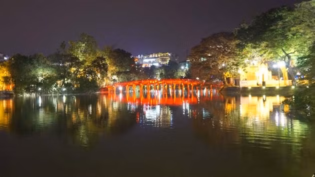 Le pont Thuê Huc, «Le Soleil Levant», du lac de l'Épée restituée (Hoàn Kiêm), au cœur de Hanoi. Photo: Duy Khanh/NDEL.