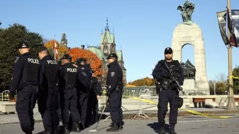 Les polices canadiennes surveillent le Monument commémoratif de guerre, site de la fusillade, à Ottawa. Photo: Reuters.