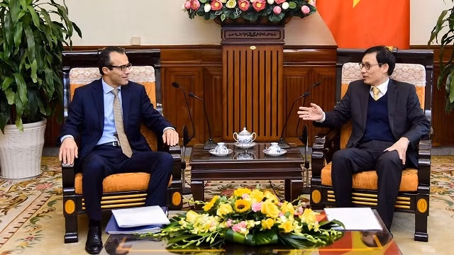 Le vice-ministre vietnamien des Affaires étrangères Lê Hoài Trung (à droite) et le sous-secrétaire général des Nations Unies Khaled Khiari. Photo : BQT.