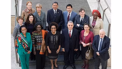  La Secrétaire générale de la Francophonie prend une photo avec le GAFU. Photo: OIF.