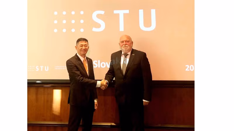 L'ambassadeur du Vietnam en Slovaquie, Nguyên Tuân (à gauche) et le professeur Oliver Moračík. Photo : baoquocte.vn.