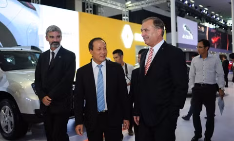 De gauche à droite: Serge Yoccoz - Directeur du Bureau régional de représentation de Renault en Asie du Sud-Est, Nguyên Duc Tho - vice-ministre du Transport et des Communications, et Xavier Coiffard - directeur général de Renault-Vietnam. Photo: LH/NDEL.