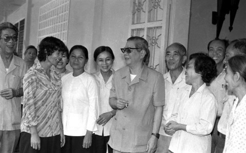 La rencontre entre Nguyên Van Linh (centre) et des dirigeants de la capitale de Hanoi, le 15 janvier 1990. Photo: Van Khanh/VNA/CVN.