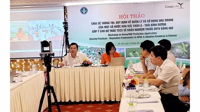 Le directeur adjoint du département de la protection des végétaux, Huynh Tân Dat (1er à gauche) s'exprime lors de l'événement. Photo : NDEL.