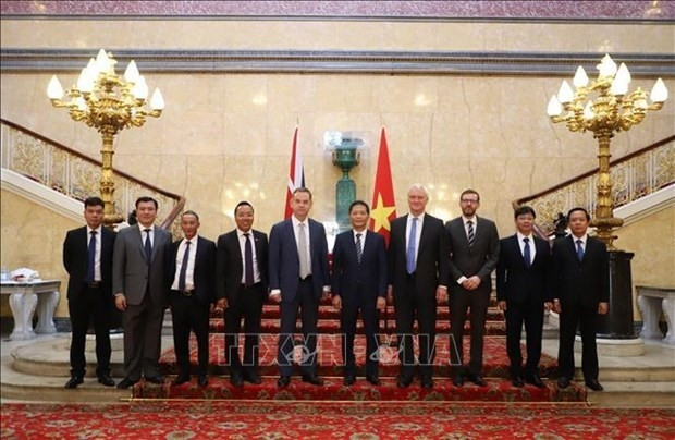 Le membre du Bureau politique et président de la Commission économique du Comité central du Parti, Trân Tuân Anh, et des représentants britanniques. Photo : VNA.