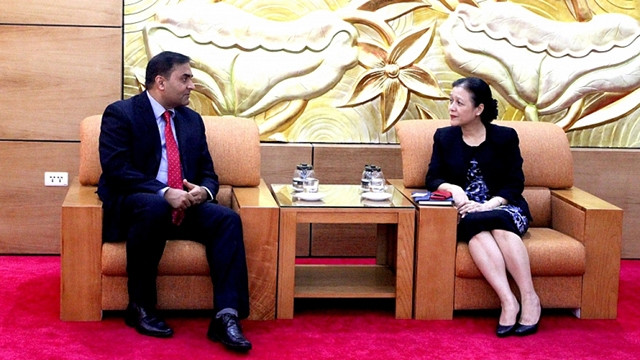 La présidente de l’Union des Associations d’amitié du Vietnam, Nguyên Phuong Nga (à droite), et le chargé d’affaires pakistanais au Vietnam, Qamar Abbas Khokhar. Photo: thoidai.com.vn
