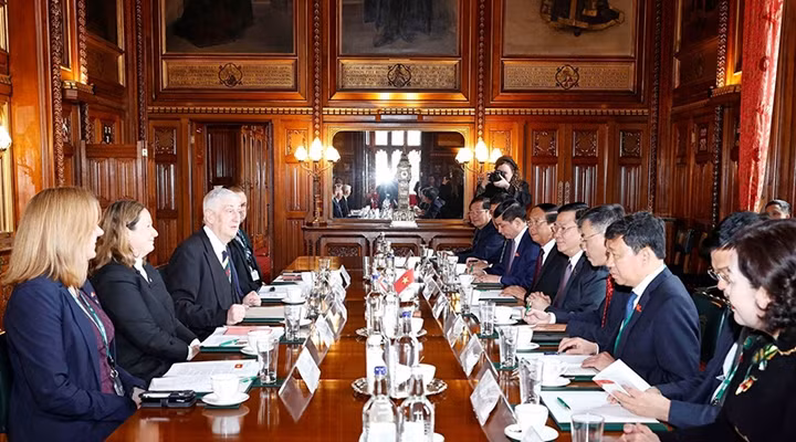 Entretien entre le Président de l’AN du Vietnam, Vuong Dinh Huê, et le Président de la Chambre des communes britannique, Linsay Hoyle. Photo : VNA.