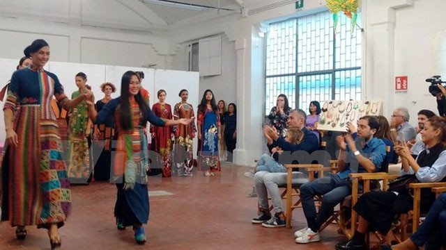 Défilé d’" ao dài " de la styliste Lan Huong. Photo : VNA. 