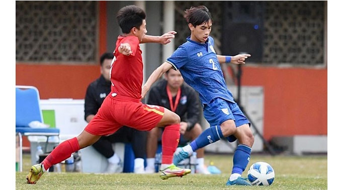 Des joueurs vietnamien (maillot rouge) et thaïlandais (maillot bleu) en demi-finale. Photo: VFF