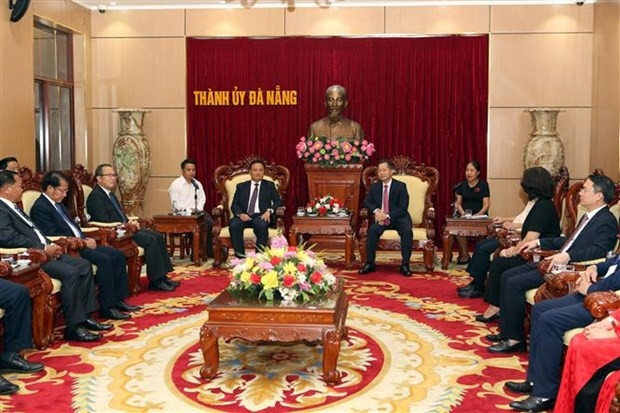 Séance de travail entre le comité du Parti de la province de Da Nang et la délégation de la province lao de Savannakhet. Photo: VNA.