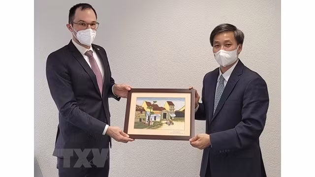 Le vice-ministre vietnamien de la Justice Nguyên Khanh Ngoc (droite) et Niklaus Meier, co-chef de l'Unité de droit international privé à l'Office fédéral de la justice. Photo: VNA