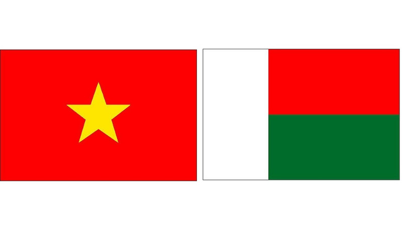 Drapeaux du Vietnam et de Madagascar. Photo: NDEL.